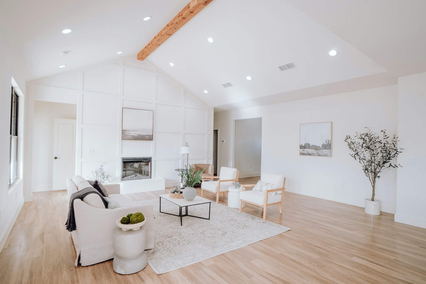 Intérieur lumineux aux murs blancs et au parquet chaleureux